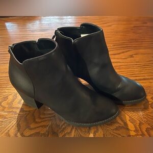American Eagle Outfitters Black Ankle Booties Size 9